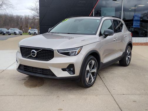 2023 Volvo XC40 B4 Ultimate Dark Theme