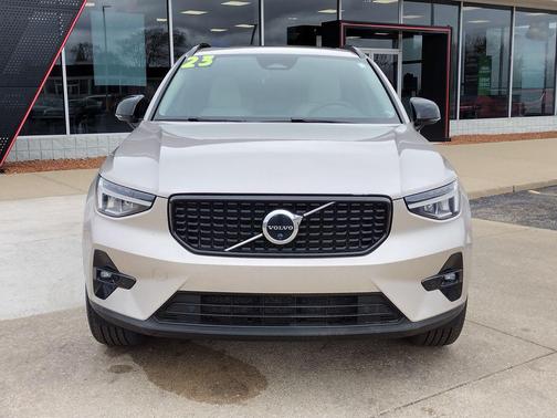 2023 Volvo XC40 B4 Ultimate Dark Theme