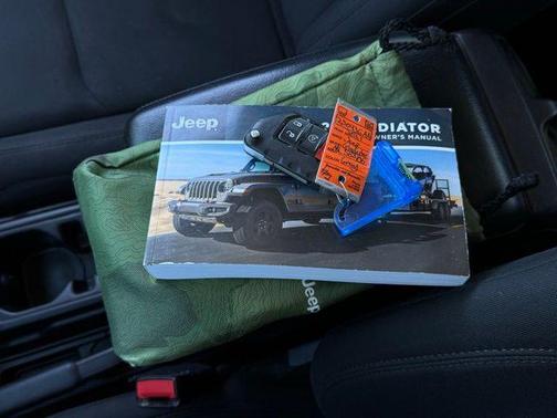 Billet Silver Metallic Clearcoat 2021 Jeep Gladiator Willys 4x4