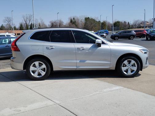 2022 Volvo XC60 B5 Momentum