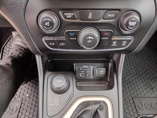 2016 Jeep Cherokee Sport