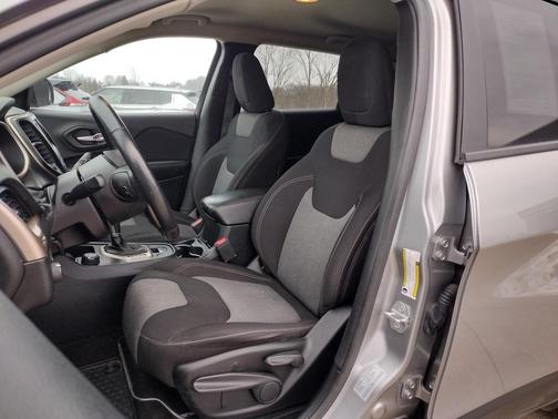 2016 Jeep Cherokee Sport