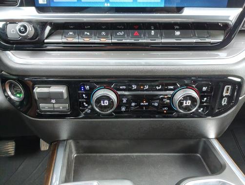 Iridescent Pearl Tricoat 2025 Chevrolet Silverado 1500 High Country