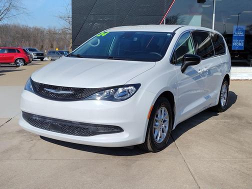 2024 Chrysler Voyager LX