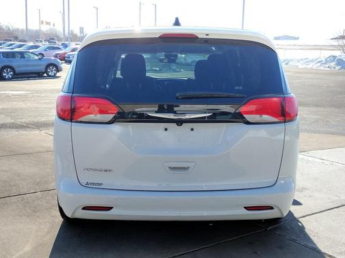 2024 Chrysler Voyager LX