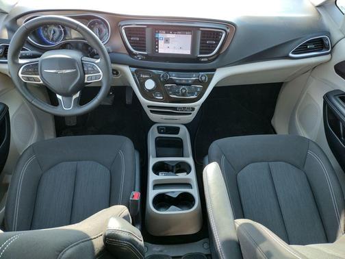 2024 Chrysler Voyager LX