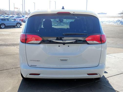 2024 Chrysler Voyager LX