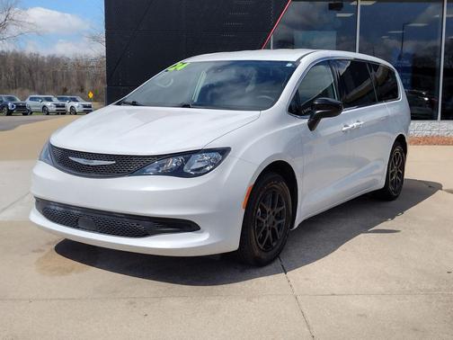 2024 Chrysler Voyager LX