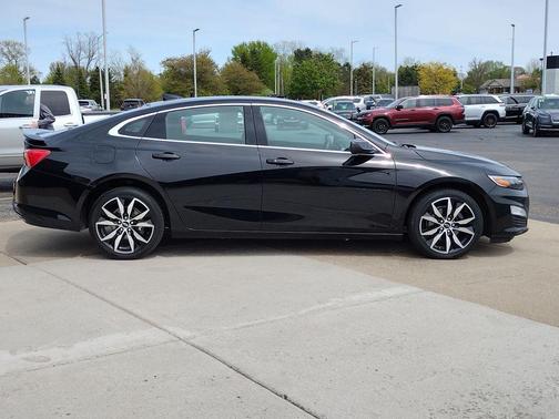 Mosaic Black Metallic 2022 Chevrolet Malibu RS