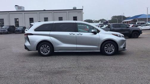 2024 Toyota Sienna LE