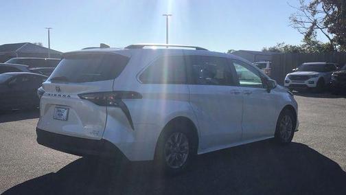 2024 Toyota Sienna XLE