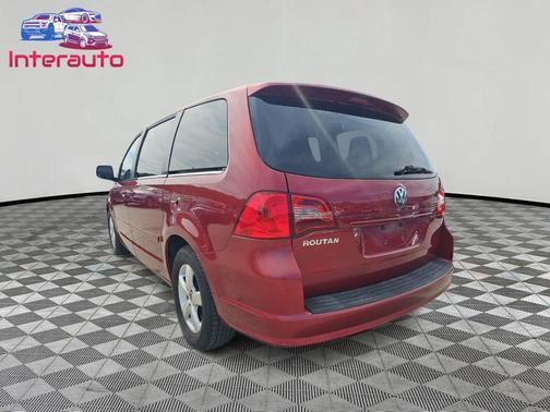 2011 Volkswagen Routan SE