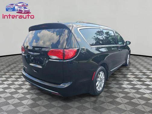 Brilliant Black Crystal Pearlcoat 2020 Chrysler Pacifica Touring L