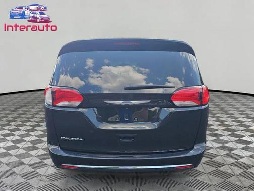Brilliant Black Crystal Pearlcoat 2020 Chrysler Pacifica Touring L