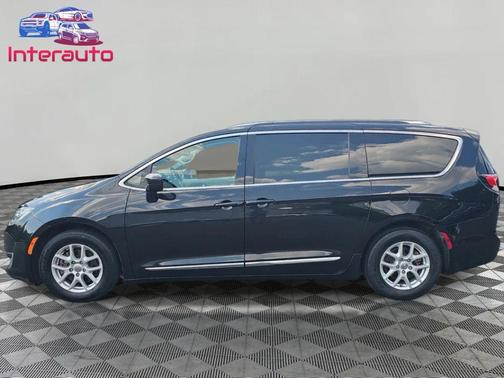 Brilliant Black Crystal Pearlcoat 2020 Chrysler Pacifica Touring L