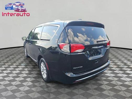 Brilliant Black Crystal Pearlcoat 2020 Chrysler Pacifica Touring L