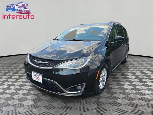 Brilliant Black Crystal Pearlcoat 2020 Chrysler Pacifica Touring L