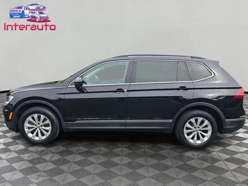 Deep Black Pearl Metallic 2018 Volkswagen Tiguan 2.0T SE 4MOTION