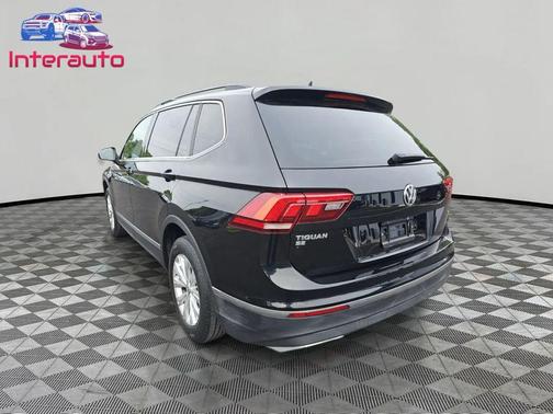 Deep Black Pearl Metallic 2018 Volkswagen Tiguan 2.0T SE 4MOTION