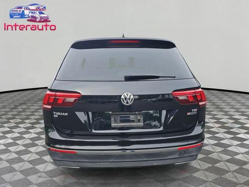 Deep Black Pearl Metallic 2018 Volkswagen Tiguan 2.0T SE 4MOTION