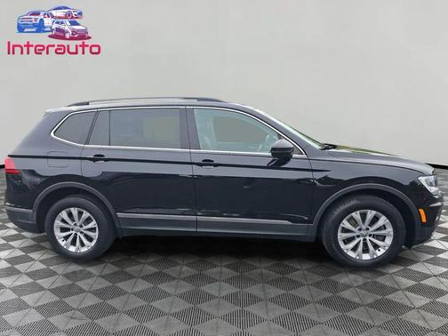 Deep Black Pearl Metallic 2018 Volkswagen Tiguan 2.0T SE 4MOTION