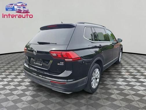 Deep Black Pearl Metallic 2018 Volkswagen Tiguan 2.0T SE 4MOTION