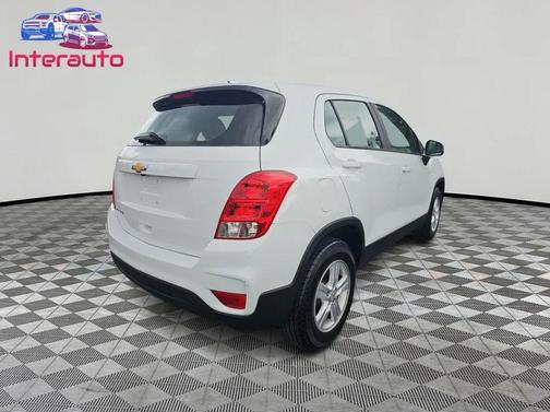 Summit White 2017 Chevrolet Trax LS