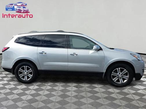 Silver Ice Metallic 2017 Chevrolet Traverse 2LT