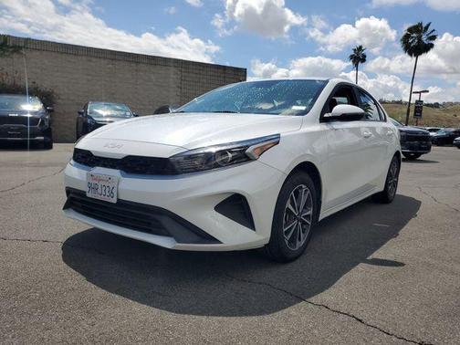Snow White Pearl 2023 Kia Forte LXS