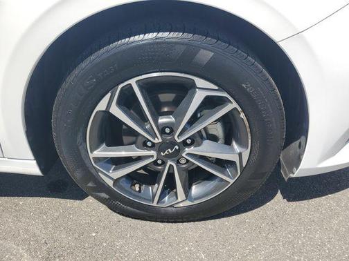 Snow White Pearl 2023 Kia Forte LXS