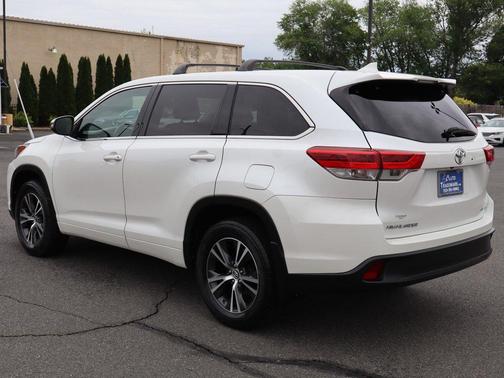 Blizzard Pearl 2017 Toyota Highlander LE V6 AWD (Natl)