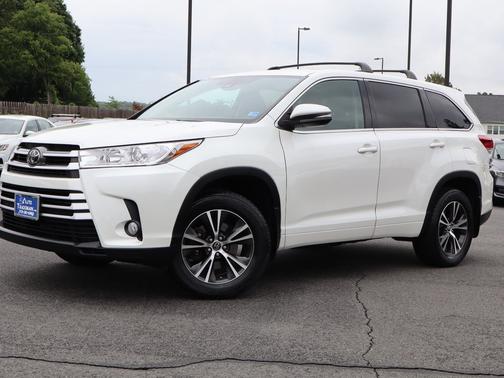 Blizzard Pearl 2017 Toyota Highlander LE V6 AWD (Natl)