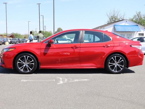 Supersonic Red 2020 Toyota Camry Hybrid SE CVT (Natl)