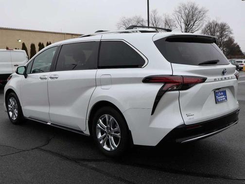 2024 Toyota Sienna Platinum