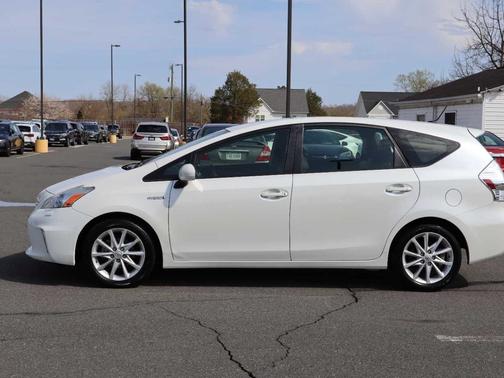 2012 Toyota Prius v 5dr Wgn Five (Natl)