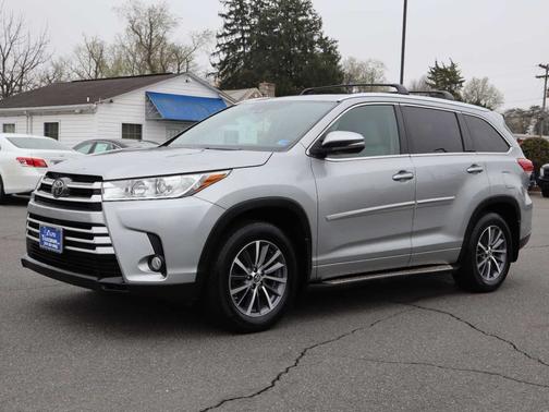 Celestial Silver Metallic 2017 Toyota Highlander XLE V6 AWD (Natl)