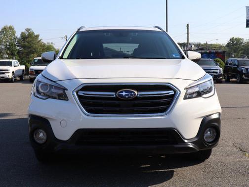 Crystal White Pearl 2018 Subaru Outback 2.5i Touring