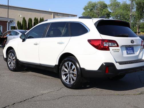 Crystal White Pearl 2018 Subaru Outback 2.5i Touring