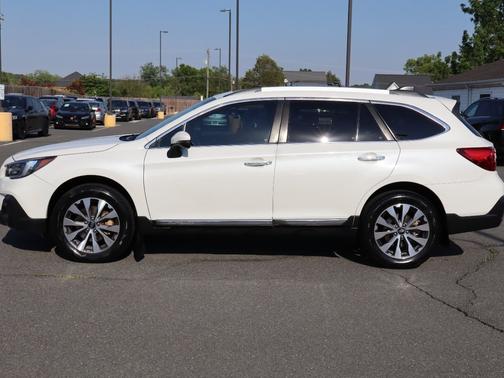 Crystal White Pearl 2018 Subaru Outback 2.5i Touring