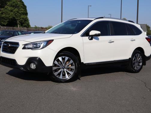 Crystal White Pearl 2018 Subaru Outback 2.5i Touring