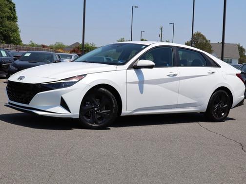 Quartz White 2022 Hyundai ELANTRA SEL IVT