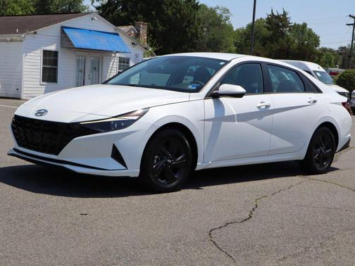 Quartz White 2022 Hyundai ELANTRA SEL IVT