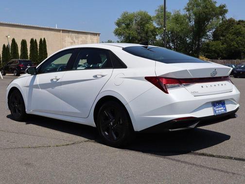 Quartz White 2022 Hyundai ELANTRA SEL IVT