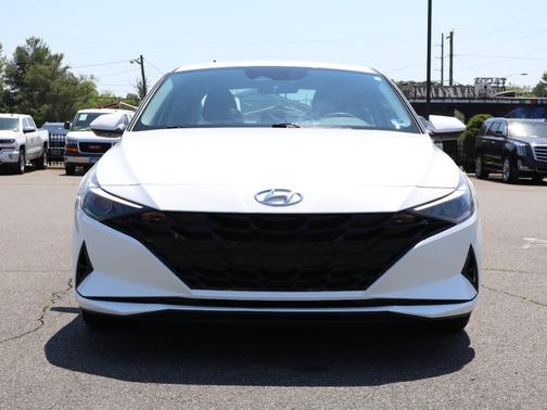 Quartz White 2022 Hyundai ELANTRA SEL IVT
