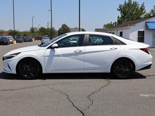 Quartz White 2022 Hyundai ELANTRA SEL IVT
