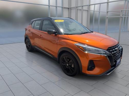 Monarch Orange/Super Black 2021 Nissan Kicks SR