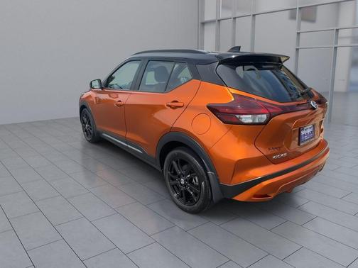 Monarch Orange/Super Black 2021 Nissan Kicks SR
