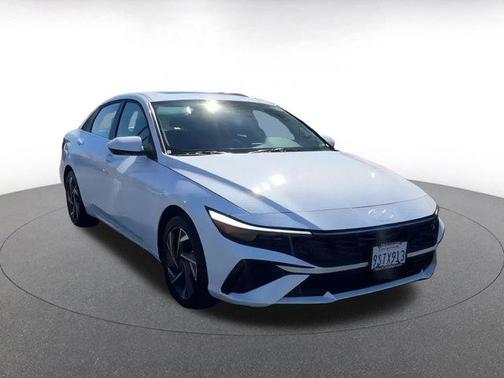 2025 Hyundai ELANTRA SEL