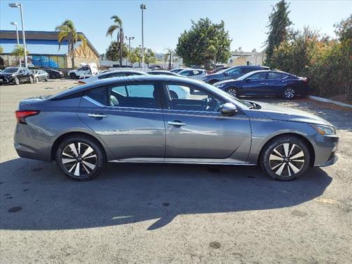 Photo 3 of 31 of 2021 Nissan Altima 2.5 SV