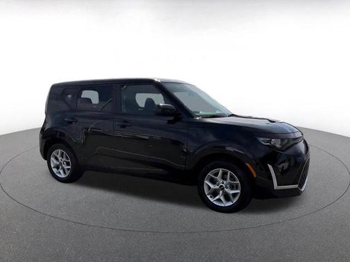 Fusion Black 2025 Kia Soul LX